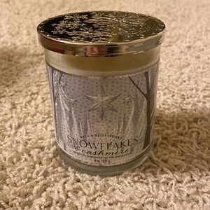 Snowflakes & Cashmere candle